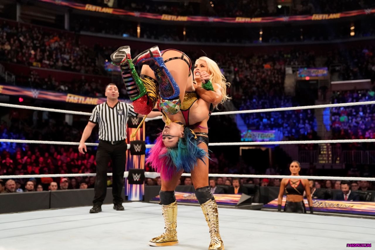 wwe-fastlane-2019-mandy-rose-con-sonya-deville-vs-asuka-c-5-maxw-1280.jpg