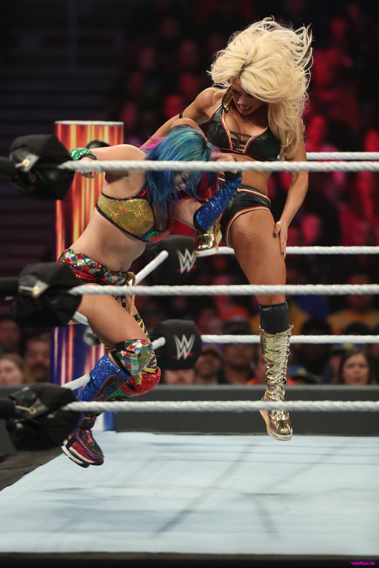 wwe-fastlane-2019-mandy-rose-con-sonya-deville-vs-asuka-c-maxw-1280.jpg