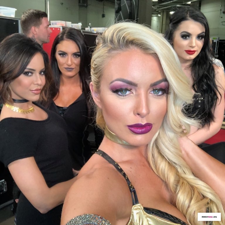 wweglamsquad_26305237_215436819031440_8713804442408845312_n.jpg