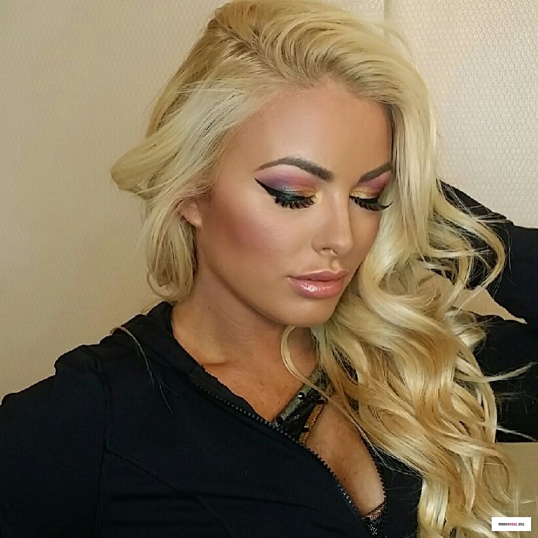 wweglamsquad_26870017_1663569920348224_7509242003381551104_n.jpg