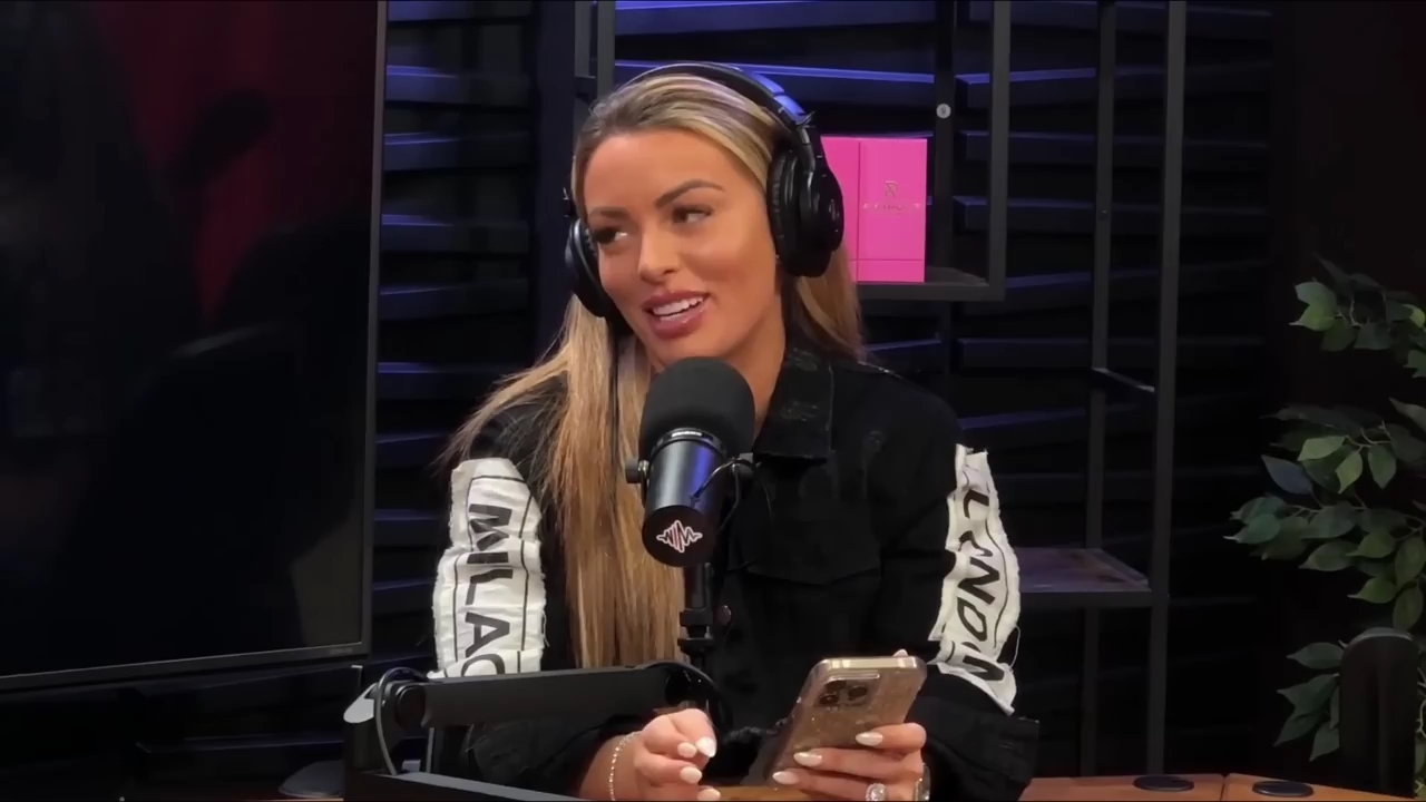 x2mate_com-MANDY_ROSE_TALKS_GEAR_THROUGHOUT_THE_YEARS2C_ONE_THAT_DIDN_T_GET_RECOGNIZED2C_WRESTLEMANIA_35_AND_MORE_mp40011.jpg