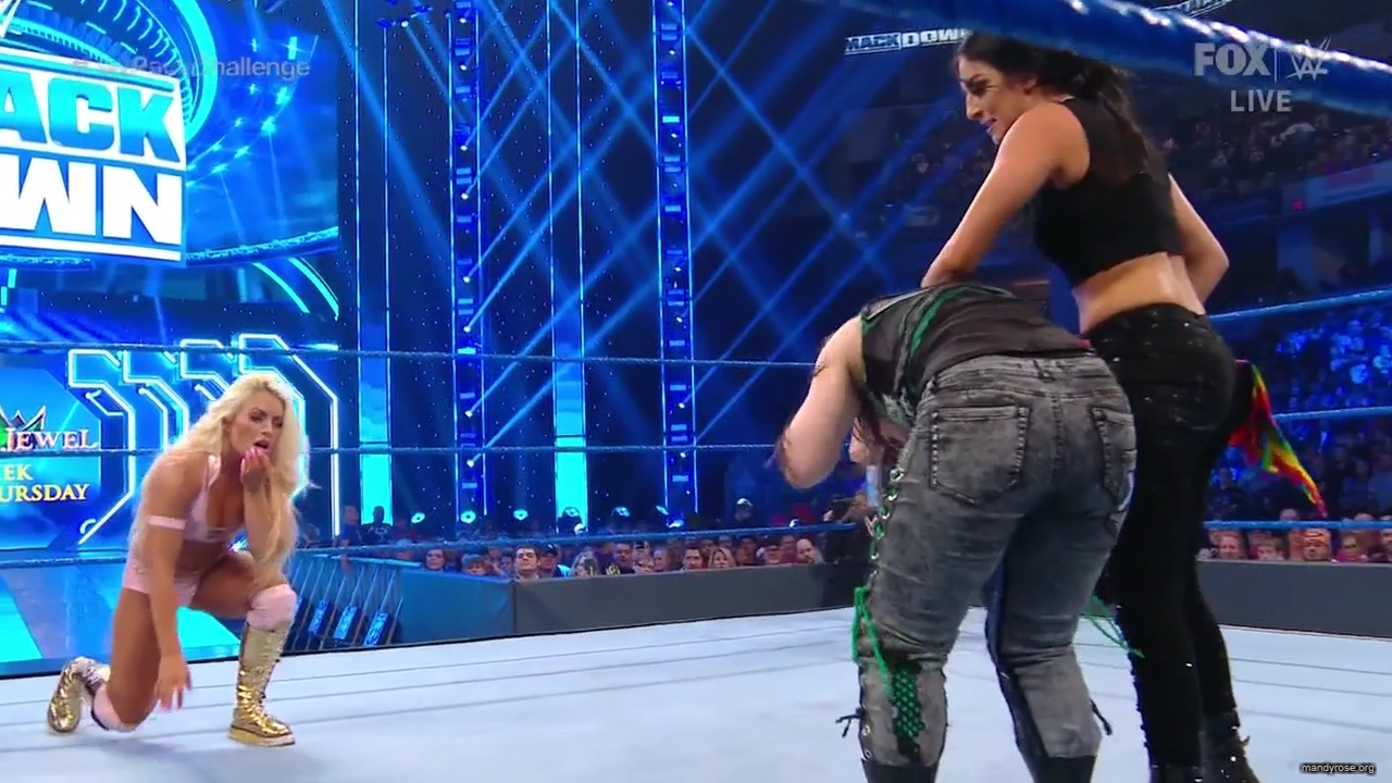 WWE_Friday_Night_SmackDown_2019_10_18_720p_HDTV_x264-NWCHD_mp41917.jpg
