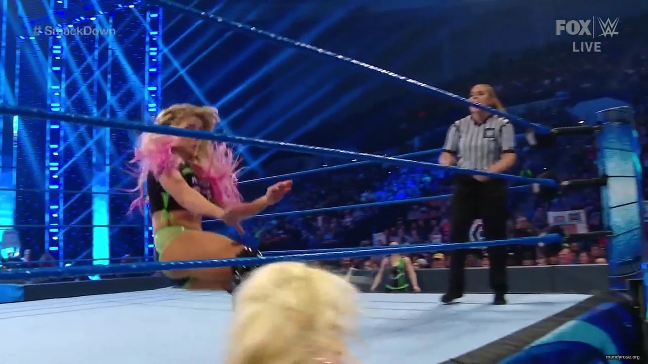 WWE_Friday_Night_SmackDown_2019_12_06_720p_HDTV_x264-NWCHD_mp40167.jpg
