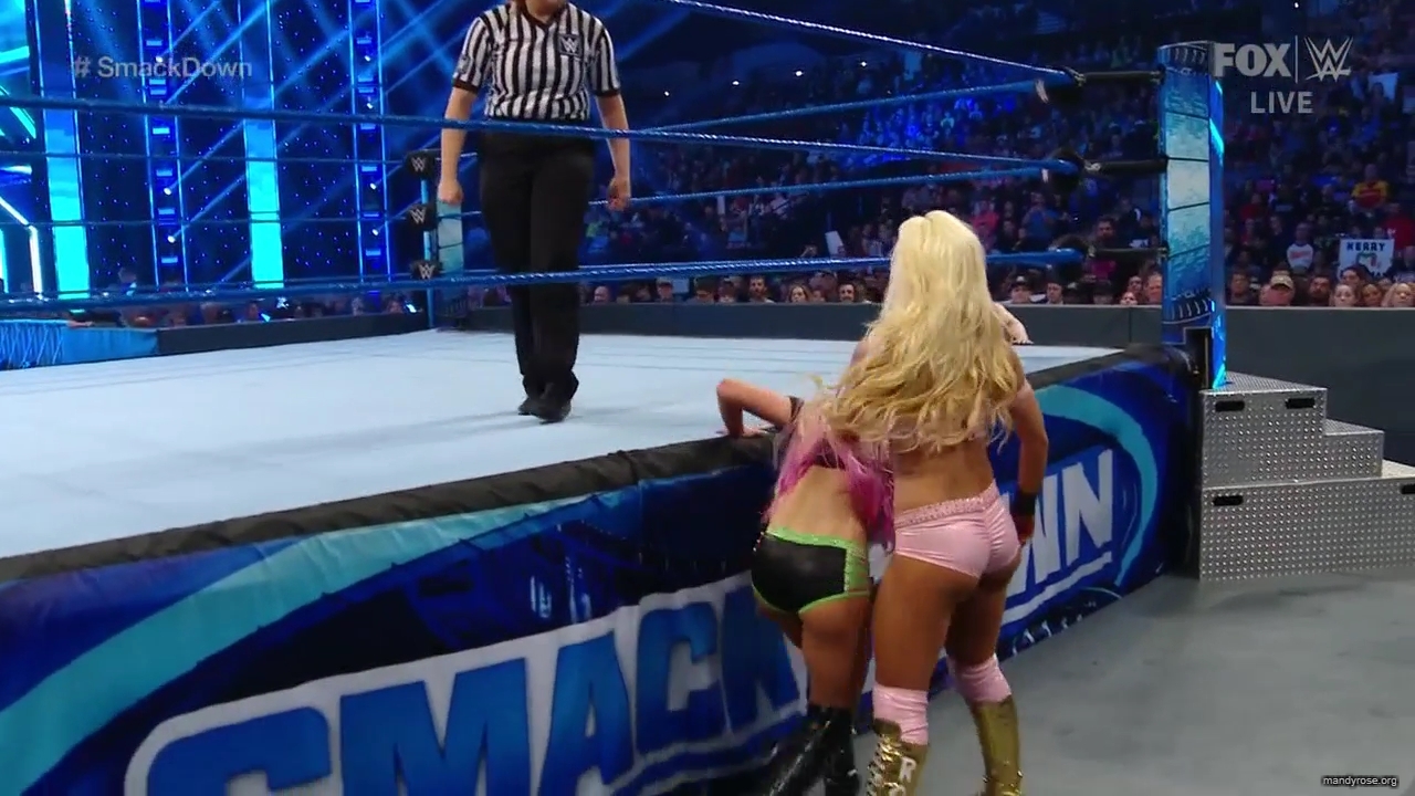 WWE_Friday_Night_SmackDown_2019_12_06_720p_HDTV_x264-NWCHD_mp40191.jpg