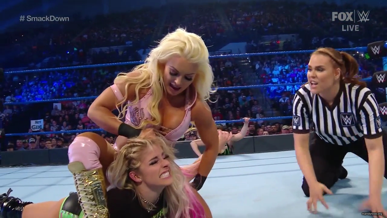 WWE_Friday_Night_SmackDown_2019_12_06_720p_HDTV_x264-NWCHD_mp40216.jpg