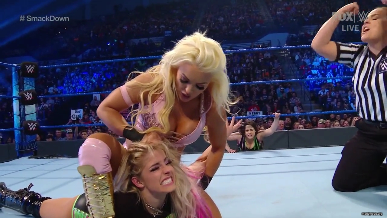 WWE_Friday_Night_SmackDown_2019_12_06_720p_HDTV_x264-NWCHD_mp40217.jpg