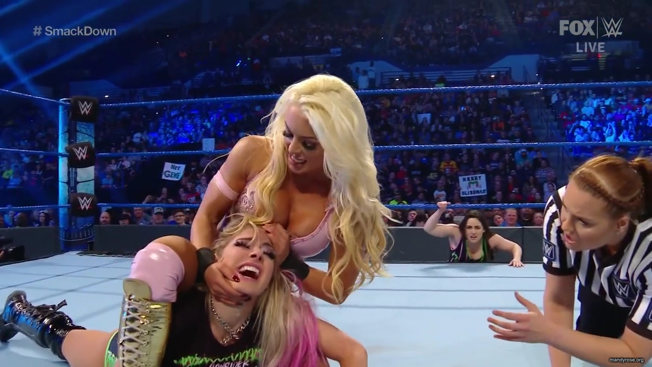 WWE_Friday_Night_SmackDown_2019_12_06_720p_HDTV_x264-NWCHD_mp40222.jpg