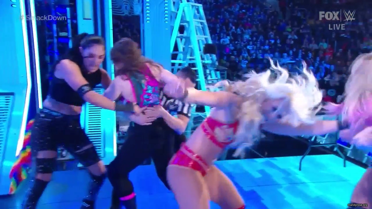 WWE_Friday_Night_SmackDown_2019_12_13_720p_HDTV_x264-NWCHD_mp40104.jpg