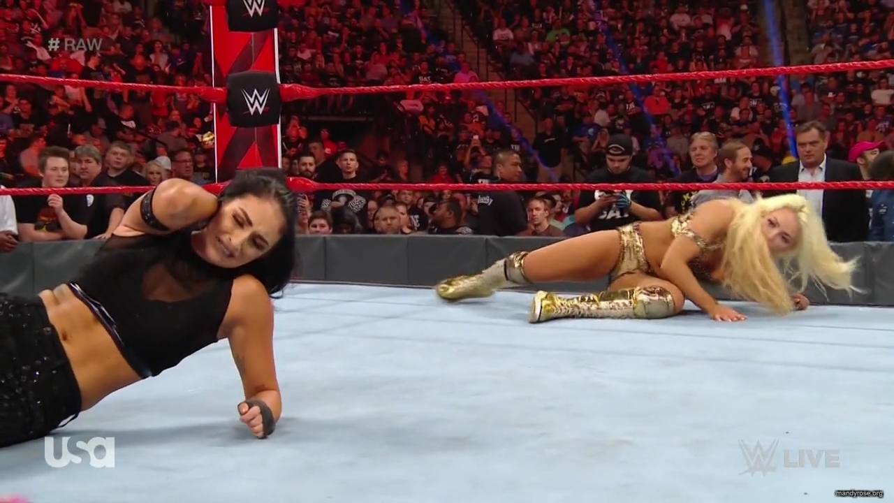 WWE_Monday_Night_RAW_2019_08_19_720p_HDTV_x264-KYR_mkv2002.jpg