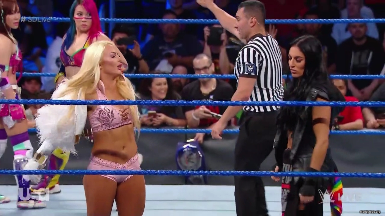 WWE_SmackDown_2019_09_24_720p_WEB_h264-HEEL_mp41893.jpg