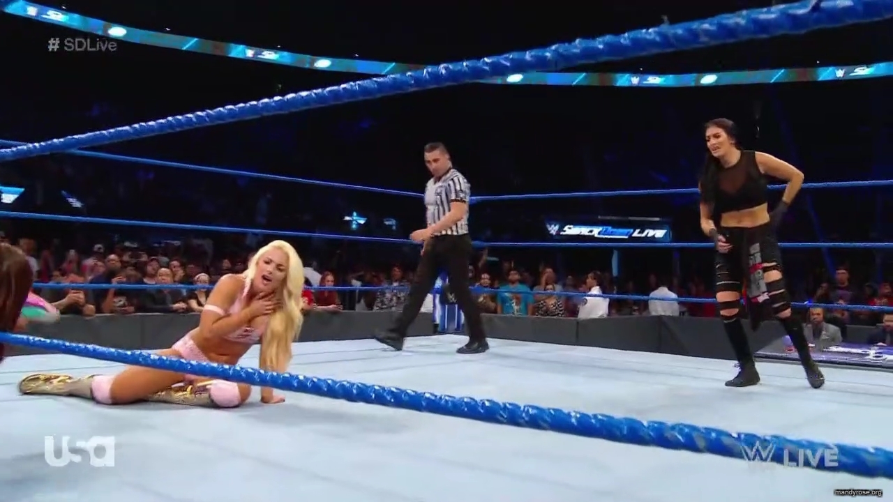 WWE_SmackDown_2019_09_24_720p_WEB_h264-HEEL_mp42106.jpg