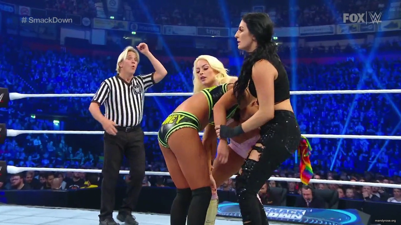 WWE_SmackDown_2019_11_08_720p_WEB_h264-HEEL_mp41566.jpg